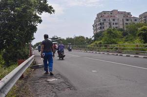 surabaya, indonésia, 2022 - vista de uma rodovia movimentada com árvores ao lado da estrada durante o dia foto