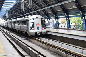 nova delhi índia - 21 de junho de 2022 - trem do metrô de delhi chegando à estação de metrô jhandewalan em nova delhi, índia, ásia, metrô público partindo da estação jhandewalan foto