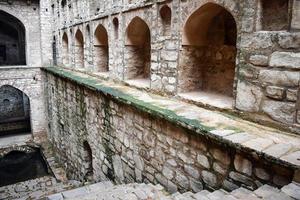 agrasen ki baoli passo bem situado no meio de connaught colocado nova deli índia, antiga construção de arqueologia antiga foto