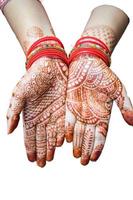 mulher bonita vestida como tradição indiana com henna mehndi design em ambas as mãos para celebrar o grande festival de karwa chauth com fundo branco liso foto