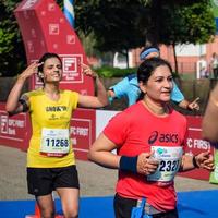 nova delhi, índia - 16 de outubro de 2022 - vedanta delhi meia maratona após covid em que os participantes da maratona prestes a cruzar a linha de chegada, meia maratona de delhi 2022 foto