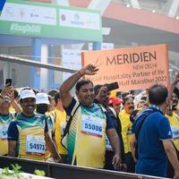 nova delhi, índia - 16 de outubro de 2022 - vedanta delhi meia maratona após covid em que os participantes da maratona prestes a cruzar a linha de chegada, meia maratona de delhi 2022 foto