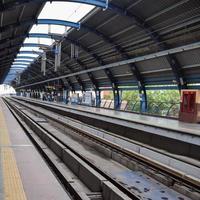 nova delhi índia - 21 de junho de 2022 - trem do metrô de delhi chegando à estação de metrô jhandewalan em nova delhi, índia, ásia, metrô público partindo da estação jhandewalan foto