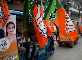 delhi, índia, 02 de dezembro de 2022 - apoiador bjp do partido bharatiya janata durante mega road show em apoio ao candidato bjp pankaj luthara para arquivar documentos de nomeação antes das eleições locais do mcd 2022 foto