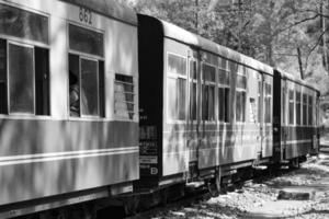 shimla, himachal pradesh, índia - 14 de maio de 2022 - rota kalka-shimla do trem de brinquedo, movendo-se na ferrovia para a colina, trem de brinquedo de kalka para shimla na índia entre a floresta natural verde foto