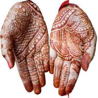 mulher bonita vestida como tradição indiana com henna mehndi design em ambas as mãos para celebrar o grande festival de karwa chauth com fundo branco liso foto