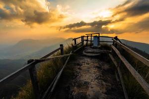 vista da montanha phu chi dao ou phu chee dao em chiang rai, tailândia foto