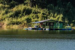 reservatório de paisagem e casa de jangada tailândia foto