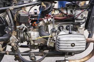 o motor do carburador de oposição de uma motocicleta velha, o motor antigo da motocicleta fecha foto