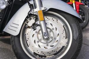a roda dianteira de uma motocicleta, uma vista lateral da asa dianteira de uma motocicleta foto