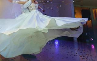 noivos felizes e sua primeira dança, casamento no elegante restaurante com uma luz e atmosfera maravilhosas foto
