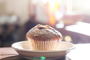 deliciosos muffins de mirtilo caseiros em um fundo de madeira foto