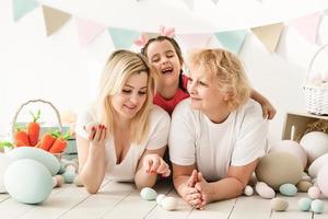 família feliz com ovos de páscoa. menina feliz e avó com ovos de páscoa foto