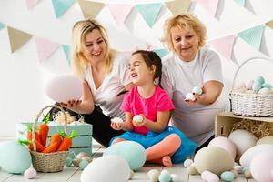 família feliz com ovos de páscoa. menina feliz e avó com ovos de páscoa foto