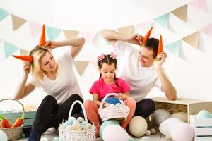 família de páscoa juntos decorar ovos foto