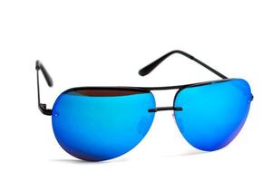 óculos de sol dourados lentes de espelho azuis isoladas no fundo branco foto