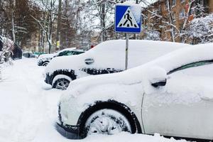 carros sob a neve carros estacionados sob a neve foto