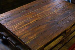 paletes de madeira marrons foto