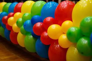 balões e balões coloridos com fundo de festa de celebração feliz foto