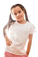 menina positiva em camiseta branca casual indica no espaço em branco para design de logotipo foto