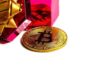 moeda bitcoin em uma caixa de presente para um anel ou joia o conceito de moeda criptográfica o melhor presente foto