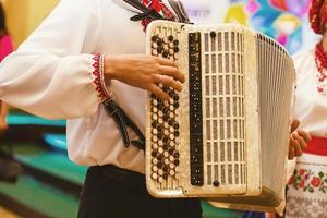 músico tocando acordeão músico toca acordeão em branco foto