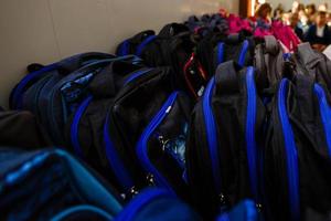 mochilas escolares no conceito de escola foto