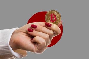 bitcoin close-up no fundo do teclado a bandeira do japão é mostrada no bitcoin foto