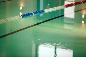a visão de uma piscina pública vazia dentro de pistas de um esporte de piscina de competição foto