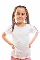 menina sorridente em camiseta branca isolada em um fundo branco foto