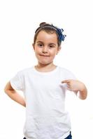 menina em camiseta branca casual indica no espaço em branco para design de logotipo foto