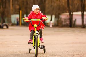 menina com sua bicicleta foto