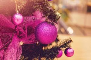 decoração de ano novo com árvore de natal com bolas foto