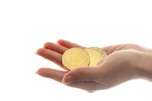 mão segura três moedas de moeda digital bitcoin foto