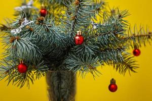 decorações de natal nos ramos abeto foto