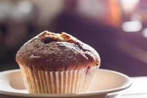 deliciosos muffins de mirtilo caseiros em um fundo de madeira foto