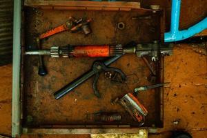 velhas ferramentas enferrujadas em uma garagem de caixa de madeira marido médio para uma oficina de reparo de uma hora foto