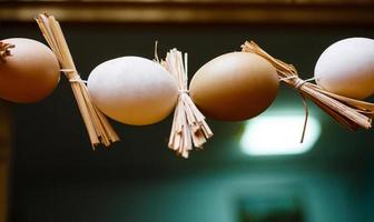 ovos de codorna em um fundo de madeira bege com espigas de trigo. mesa de páscoa. copie o espaço. foto