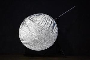 foto isolada de um refletor de luz de fotografia em prata