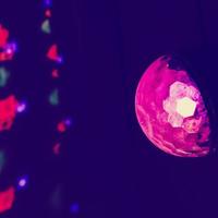 bola de discoteca com raios brilhantes, foto de fundo de festa noturna