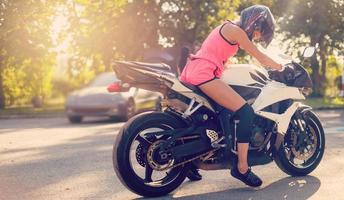 menina motociclista em uma motocicleta foto