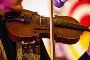 o jovem músico tocando violino foto