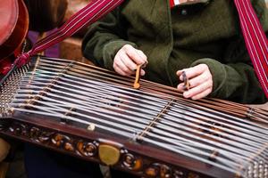 velho toca o instrumento musical de cordas ucraniano, pratos foto