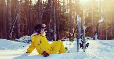 esqui, neve e sol - descansando esquiadora no resort de inverno foto