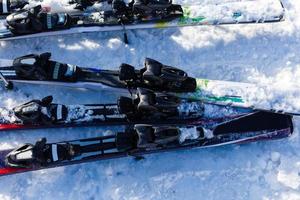 esqui, temporada de inverno, montanhas e equipamentos de esqui na pista de esqui foto