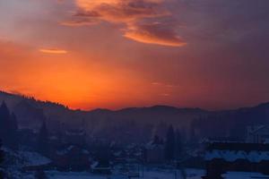 fantástica paisagem montanhosa matinal. céu colorido nublado. cárpatos, ucrânia, europa. mundo da beleza. foto