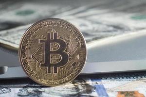 dólar bitcoin e laptop branco fechar relógio, tempo, relógio de pulso foto