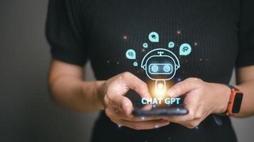 chatbot digital, gpt de bate-papo, aplicativo de robô, assistente de conversação, conceito de inteligência artificial ai. homem usando celular inteligente, com chatbot digital na tela virtual foto