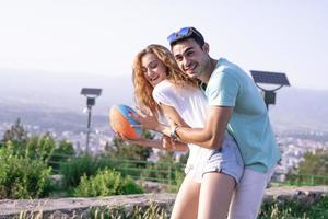 casal jogando futebol americano num dia quente de verão. casal jogando sessão de fotos de rugby