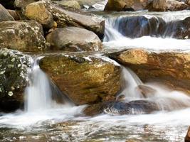 bela cachoeira com águas cristalinas borradas fotografadas em longa exposição foto